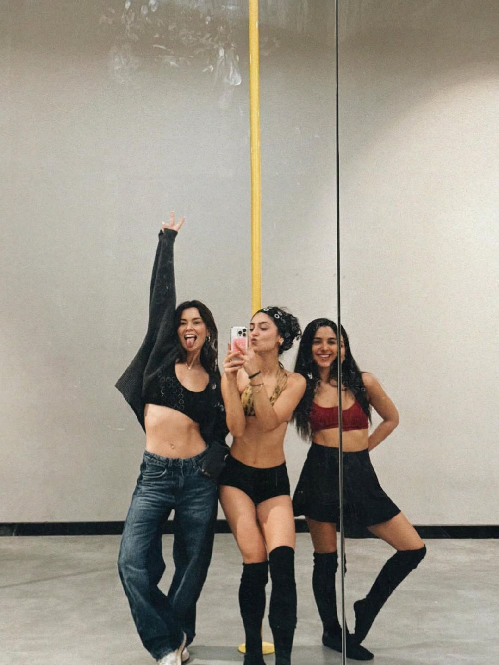 Üç ay boyunca pole dansı dersi aldılar