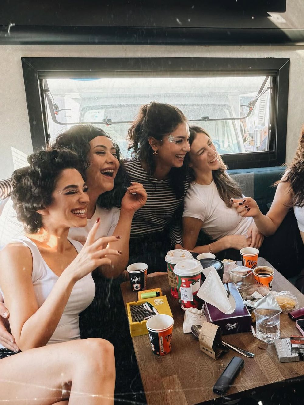 Üç ay boyunca pole dansı dersi aldılar