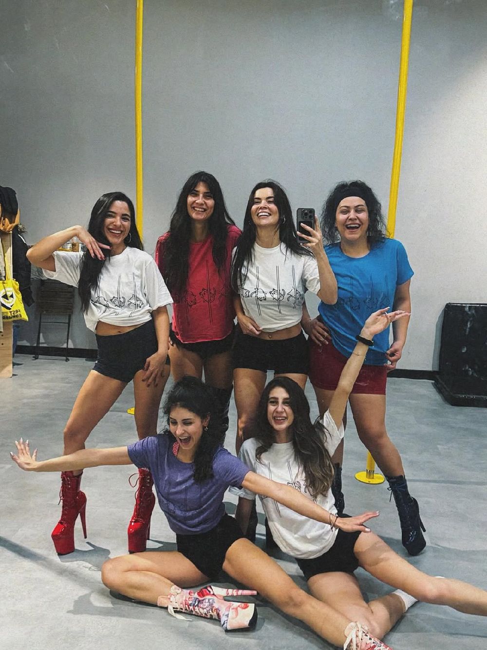 Üç ay boyunca pole dansı dersi aldılar