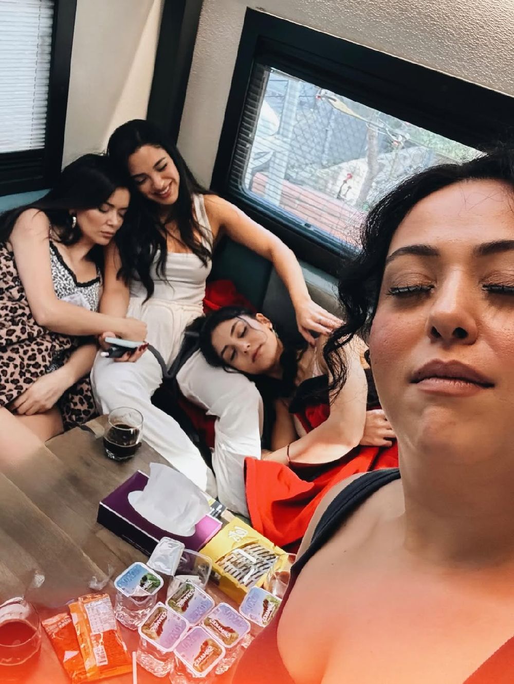 Üç ay boyunca pole dansı dersi aldılar