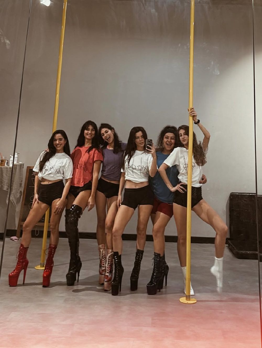 Üç ay boyunca pole dansı dersi aldılar