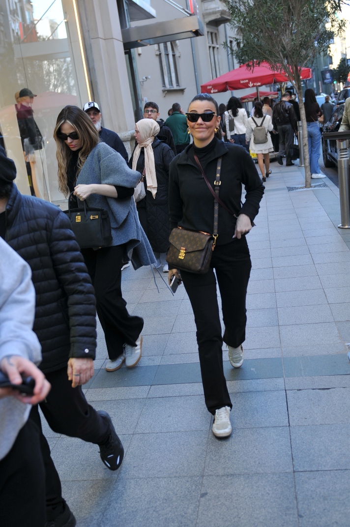 Yurt dışından yeni gelen Tuvana Türkay'dan sorulara cevap yok