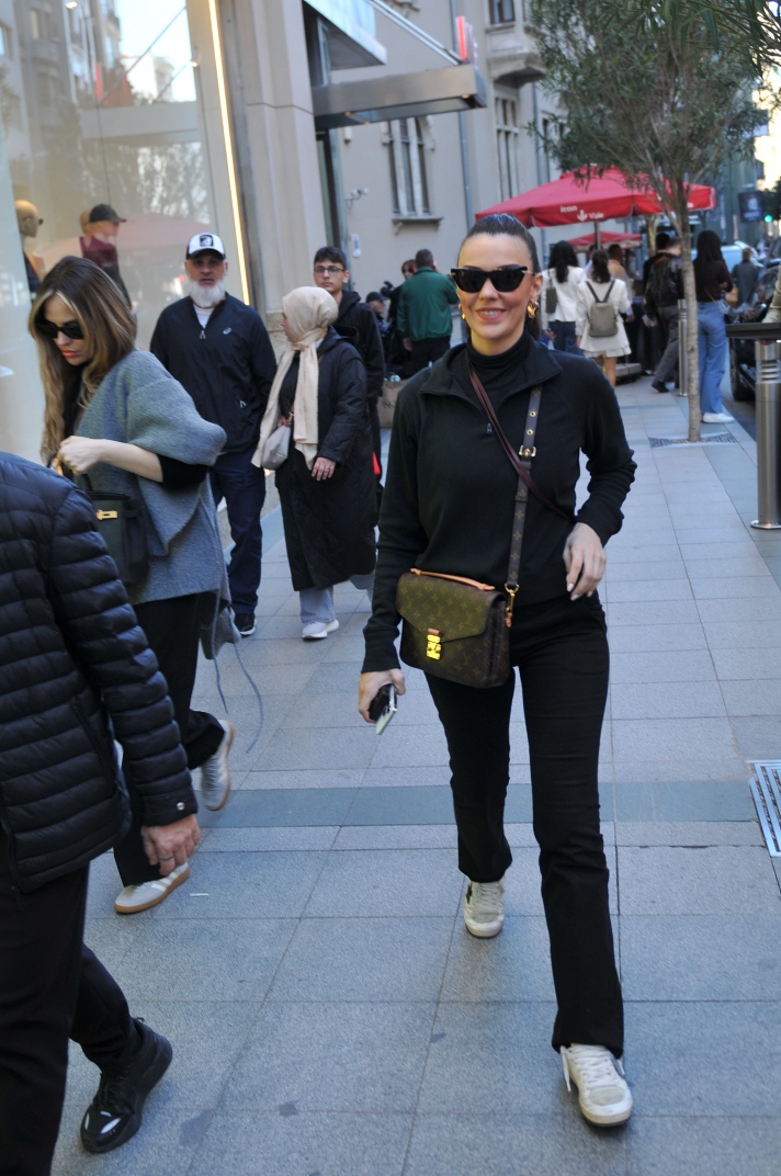 Yurt dışından yeni gelen Tuvana Türkay'dan sorulara cevap yok