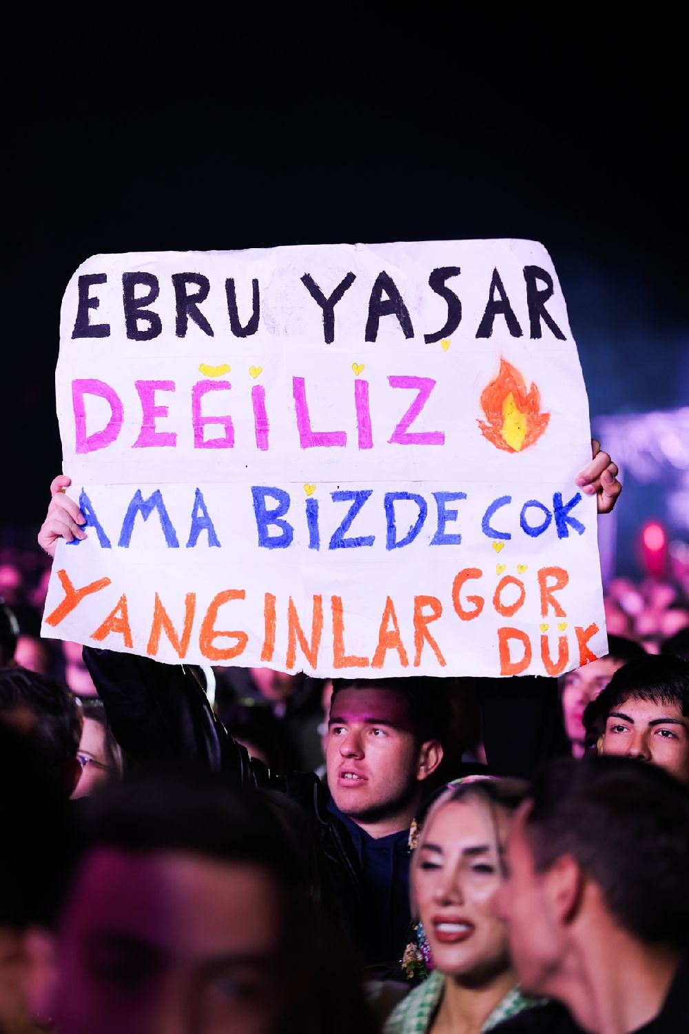 Ebru Yaşar'ın Eskişehir'de sahne tarzı