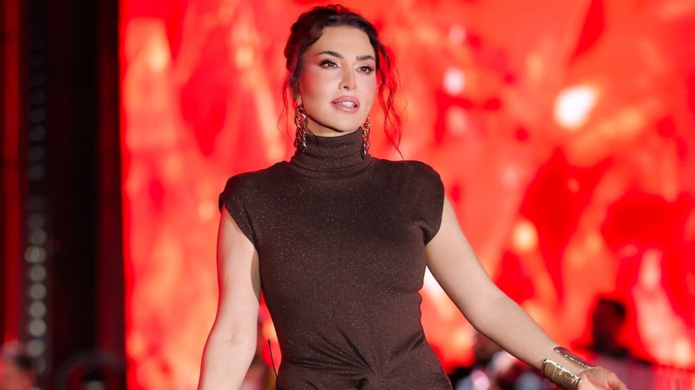 Ebru Yaşar'ın Eskişehir'de sahne tarzı