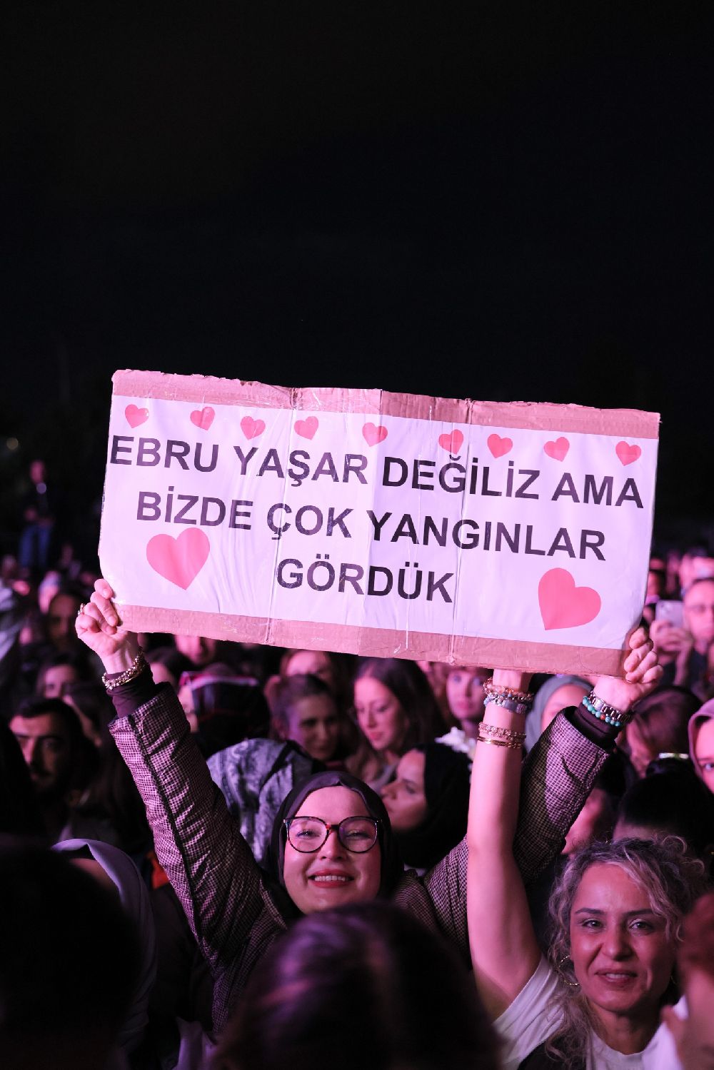 Ebru Yaşar'ın Eskişehir'de sahne tarzı