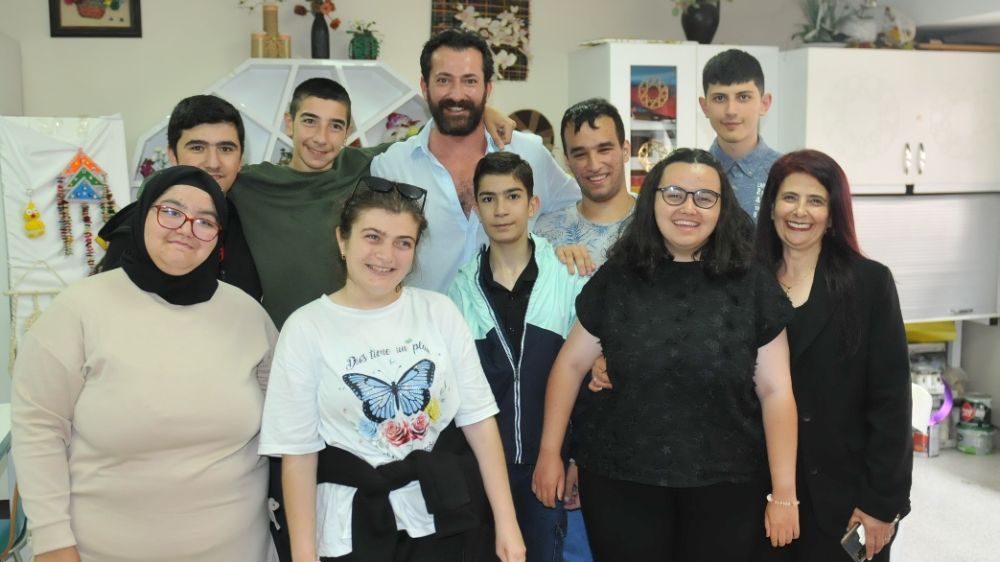 Burç Kümbetlioğlu’ndan özel gereksinimli öğrencilere anlamlı ziyaret