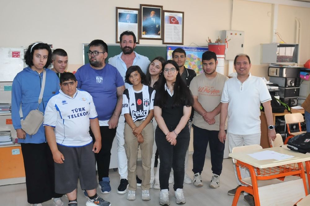 Burç Kümbetlioğlu’ndan özel gereksinimli öğrencilere anlamlı ziyaret