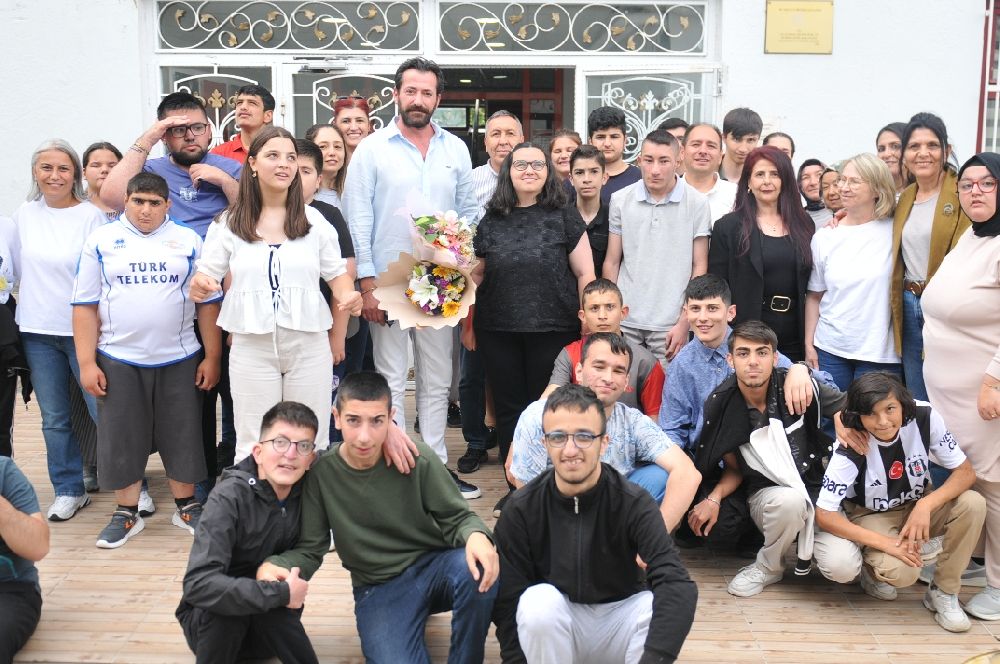 Burç Kümbetlioğlu’ndan özel gereksinimli öğrencilere anlamlı ziyaret