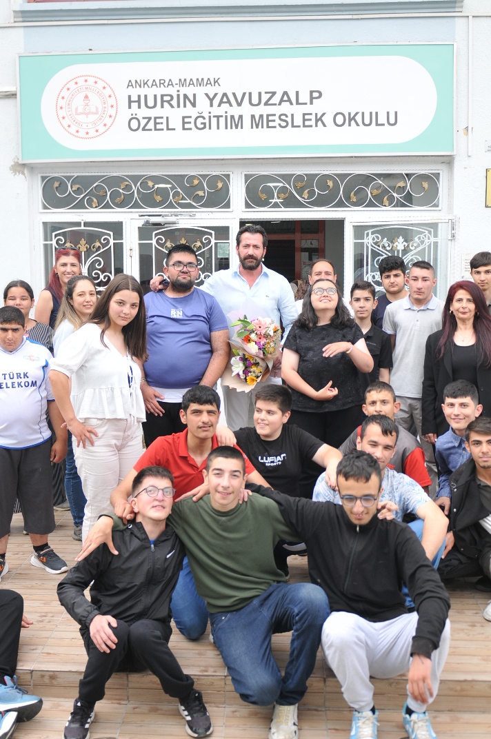 Burç Kümbetlioğlu’ndan özel gereksinimli öğrencilere anlamlı ziyaret