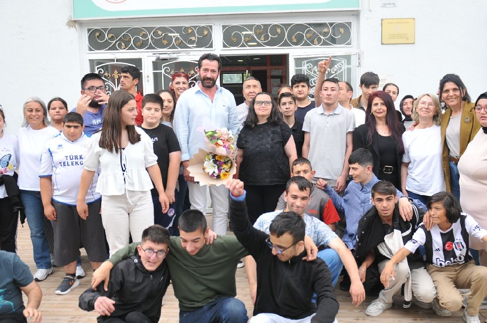 Burç Kümbetlioğlu’ndan özel gereksinimli öğrencilere anlamlı ziyaret