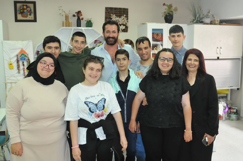 Burç Kümbetlioğlu’ndan özel gereksinimli öğrencilere anlamlı ziyaret
