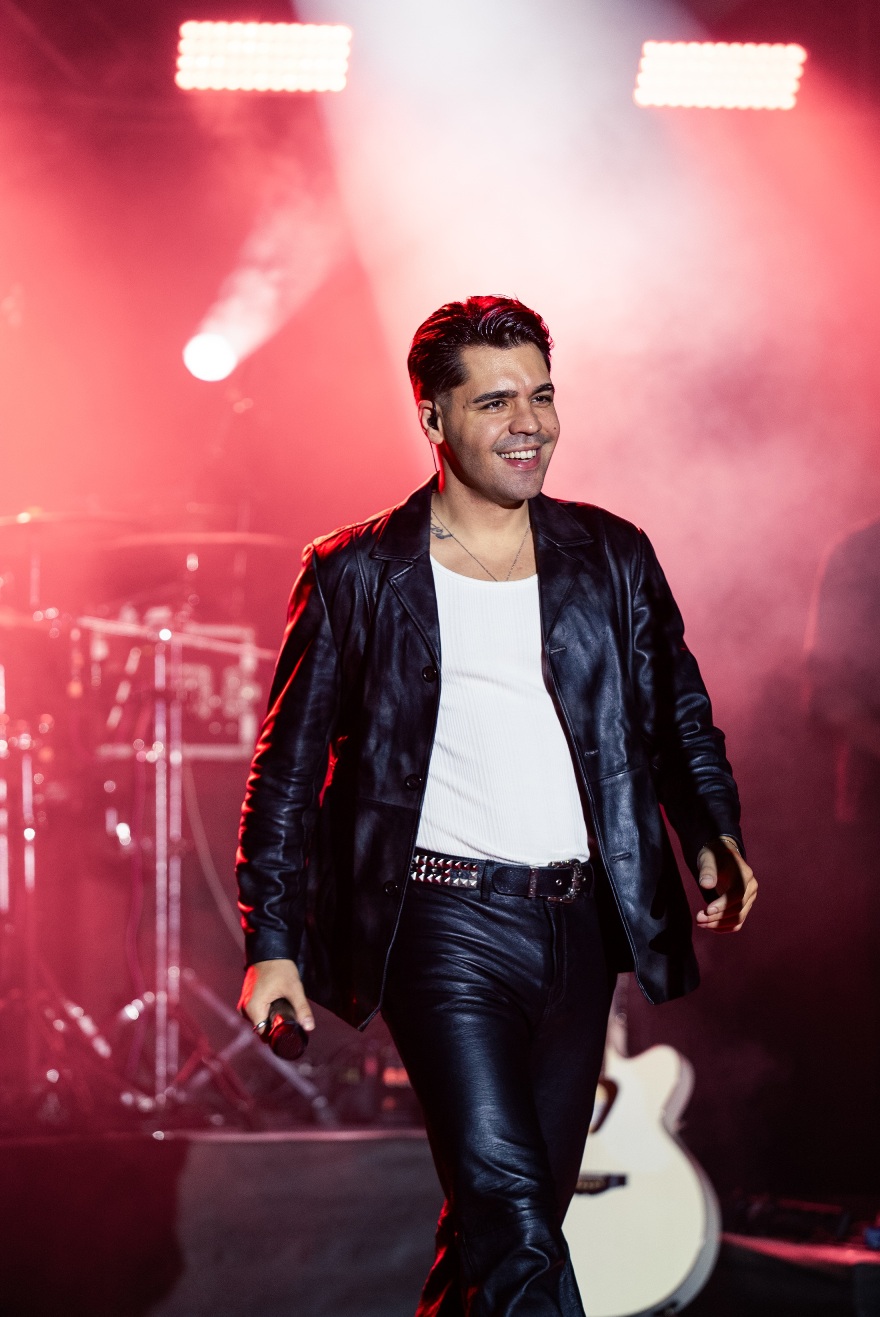 Emir Can İğrek’ten iki konserde iki sürpriz