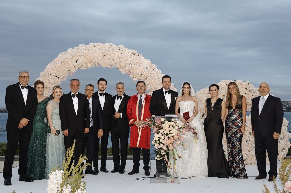 Emre Altuğ pastayı gelin ve damatla kesti