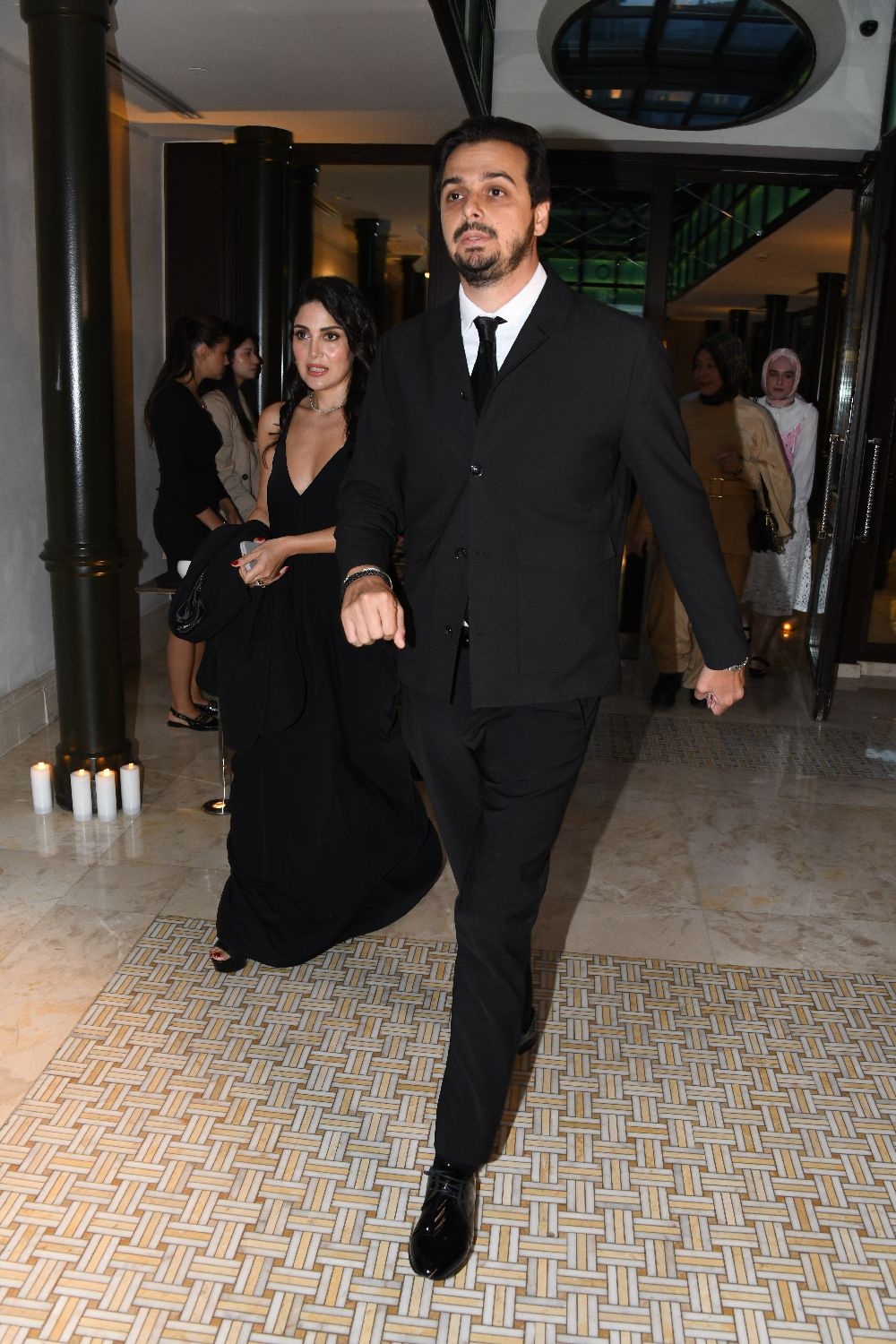Emre Altuğ pastayı gelin ve damatla kesti