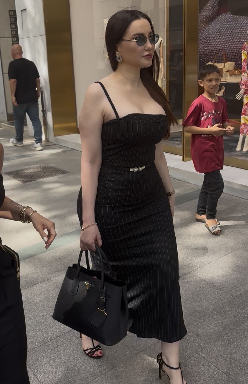Esra Ezmeci'den estetik açıklaması!