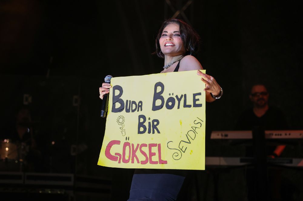 Göksel’e sahnede sürpriz