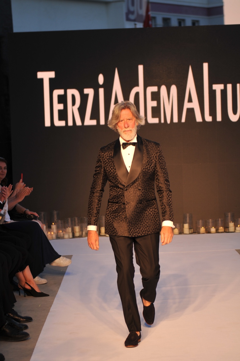 Smokinle podyumda yürüyen Demet Şener'de kıyafet itirafı