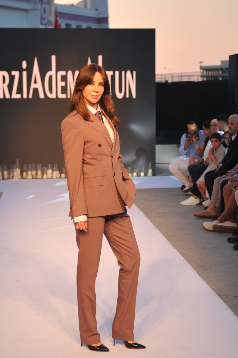 Smokinle podyumda yürüyen Demet Şener'de kıyafet itirafı