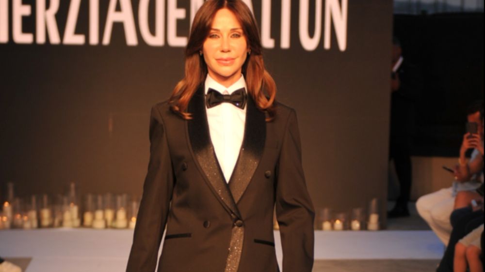 Smokinle podyumda yürüyen Demet Şener'de kıyafet itirafı
