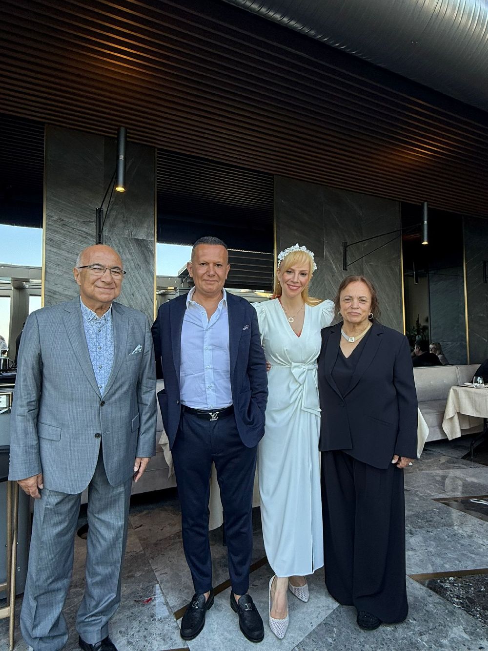 Züleyha Ortak Dağ ve Prof. Dr. Serdar Dağ kutlama yemeğinde dostlarını ağırladı