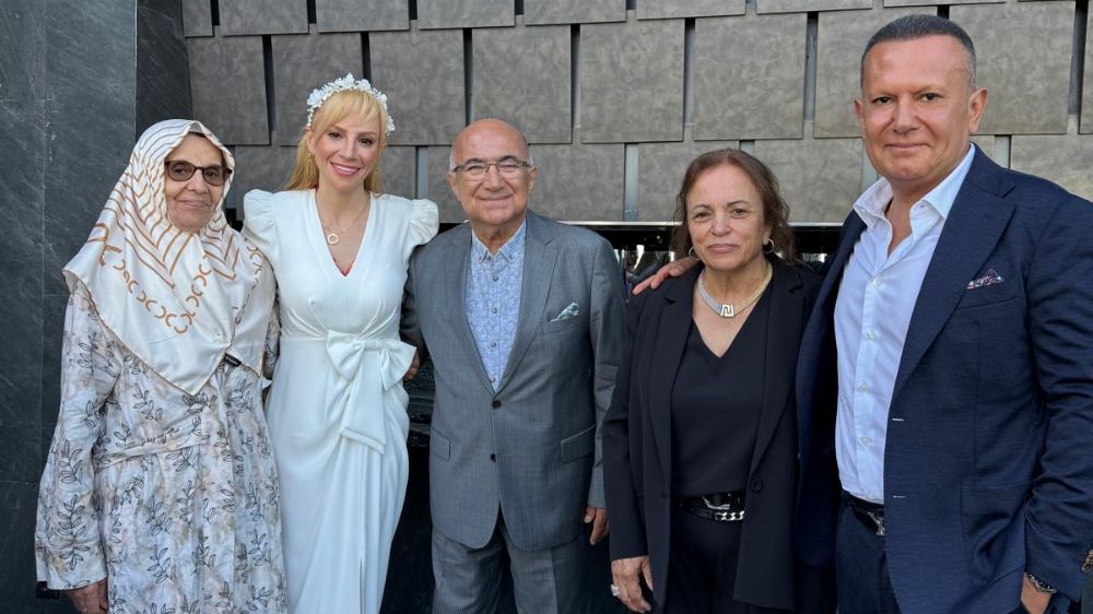 Züleyha Ortak Dağ ve Prof. Dr. Serdar Dağ kutlama yemeğinde dostlarını ağırladı