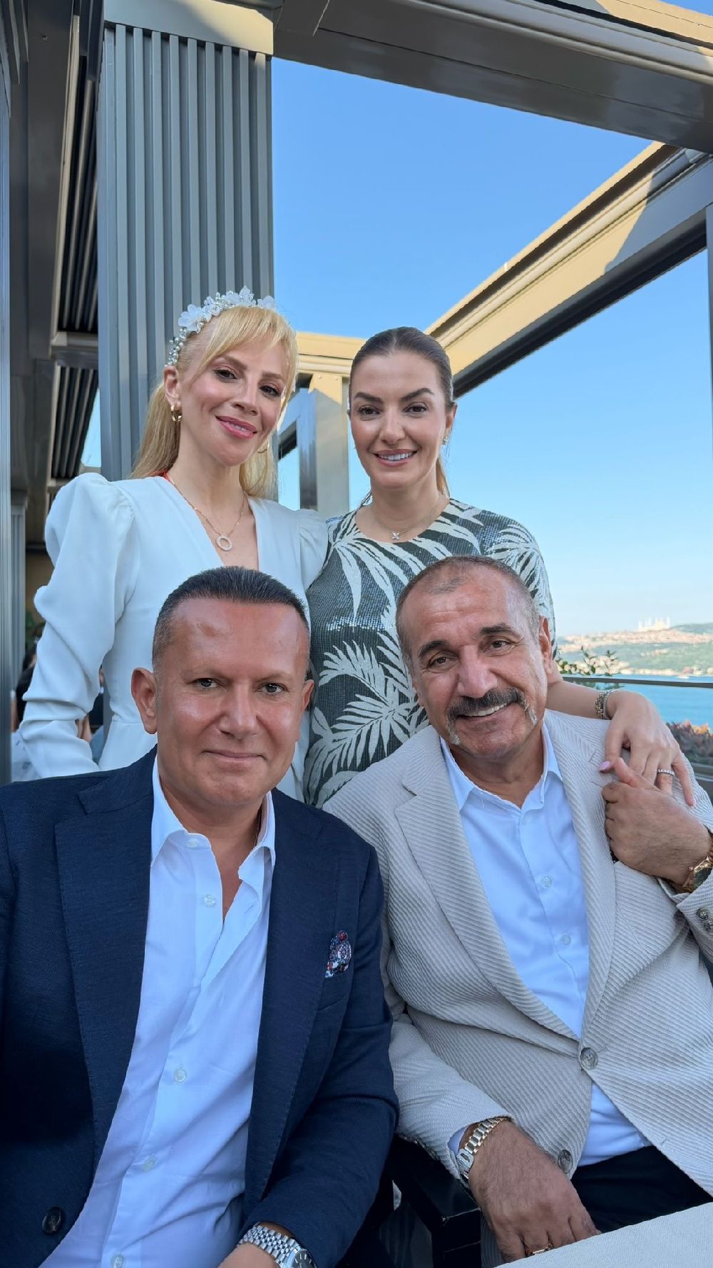 Züleyha Ortak Dağ ve Prof. Dr. Serdar Dağ kutlama yemeğinde dostlarını ağırladı