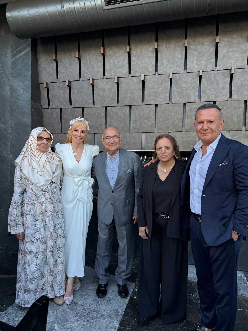 Züleyha Ortak Dağ ve Prof. Dr. Serdar Dağ kutlama yemeğinde dostlarını ağırladı