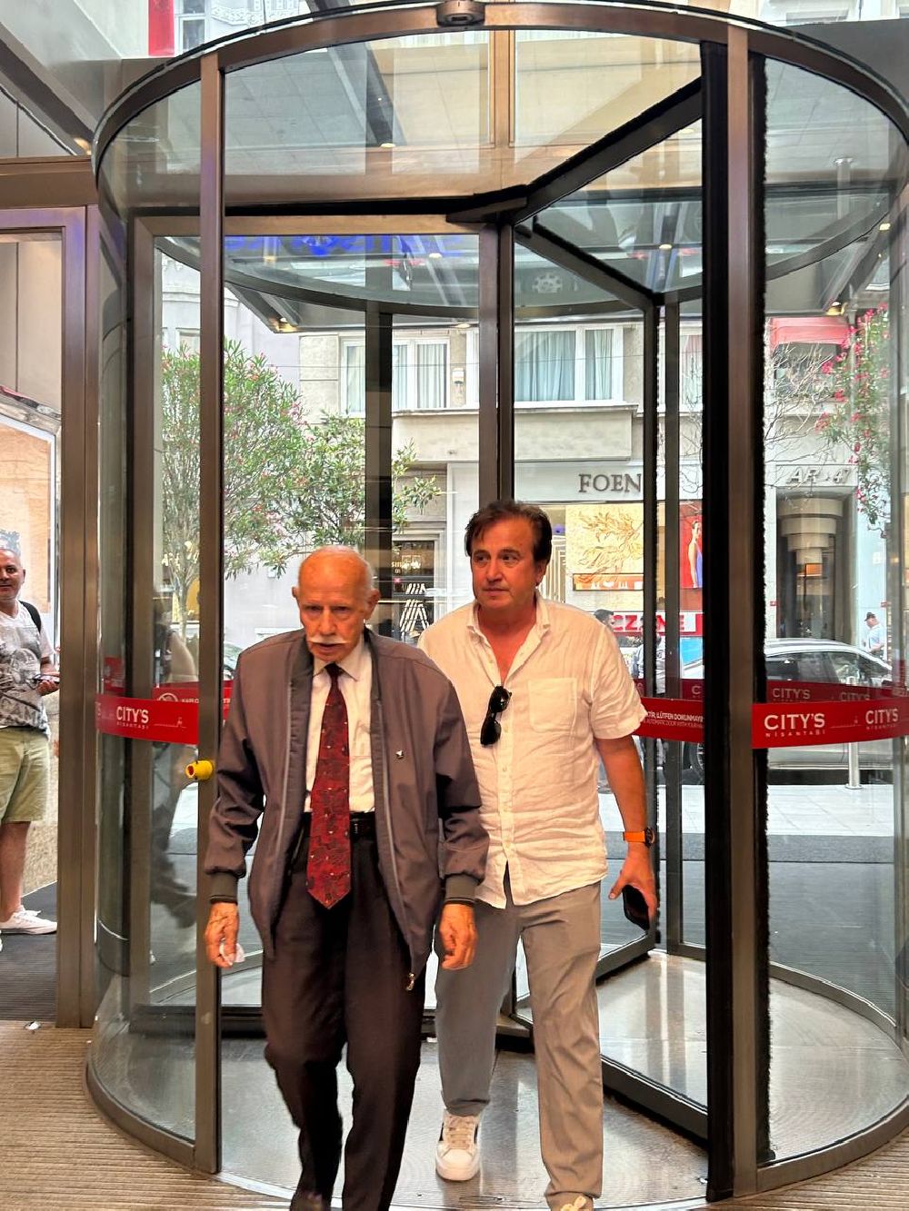 Ali Gültiken babasıyla AVM turu yaptı