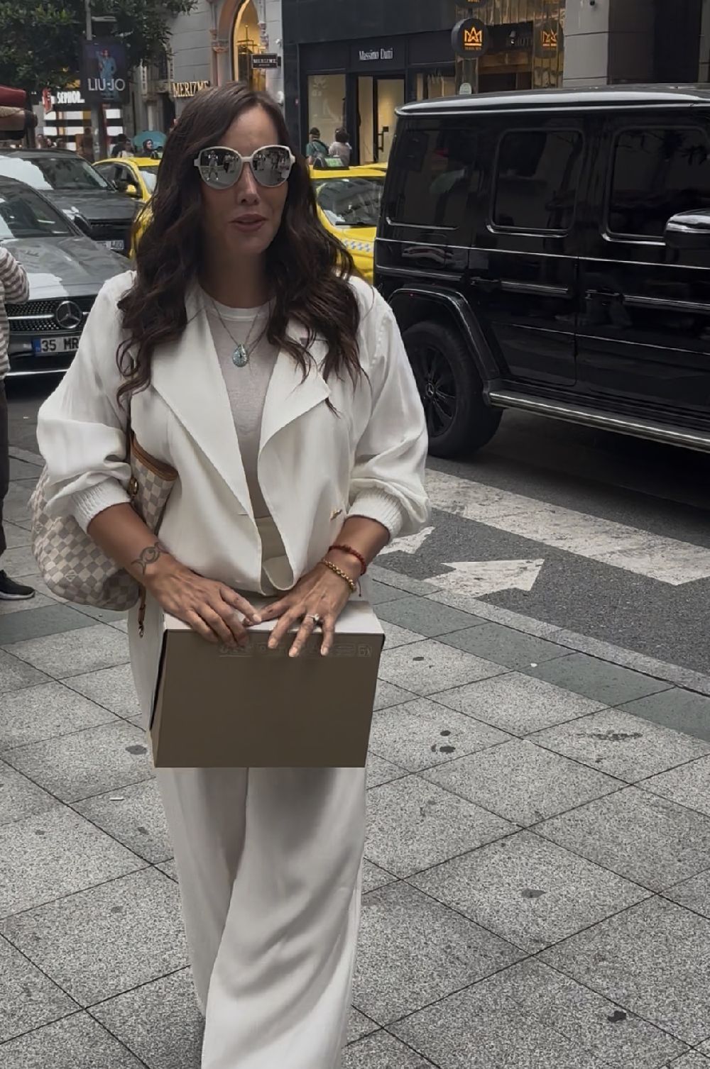 Asena milyonluk cipiyle görüntülendi! Asena evlendi mi?