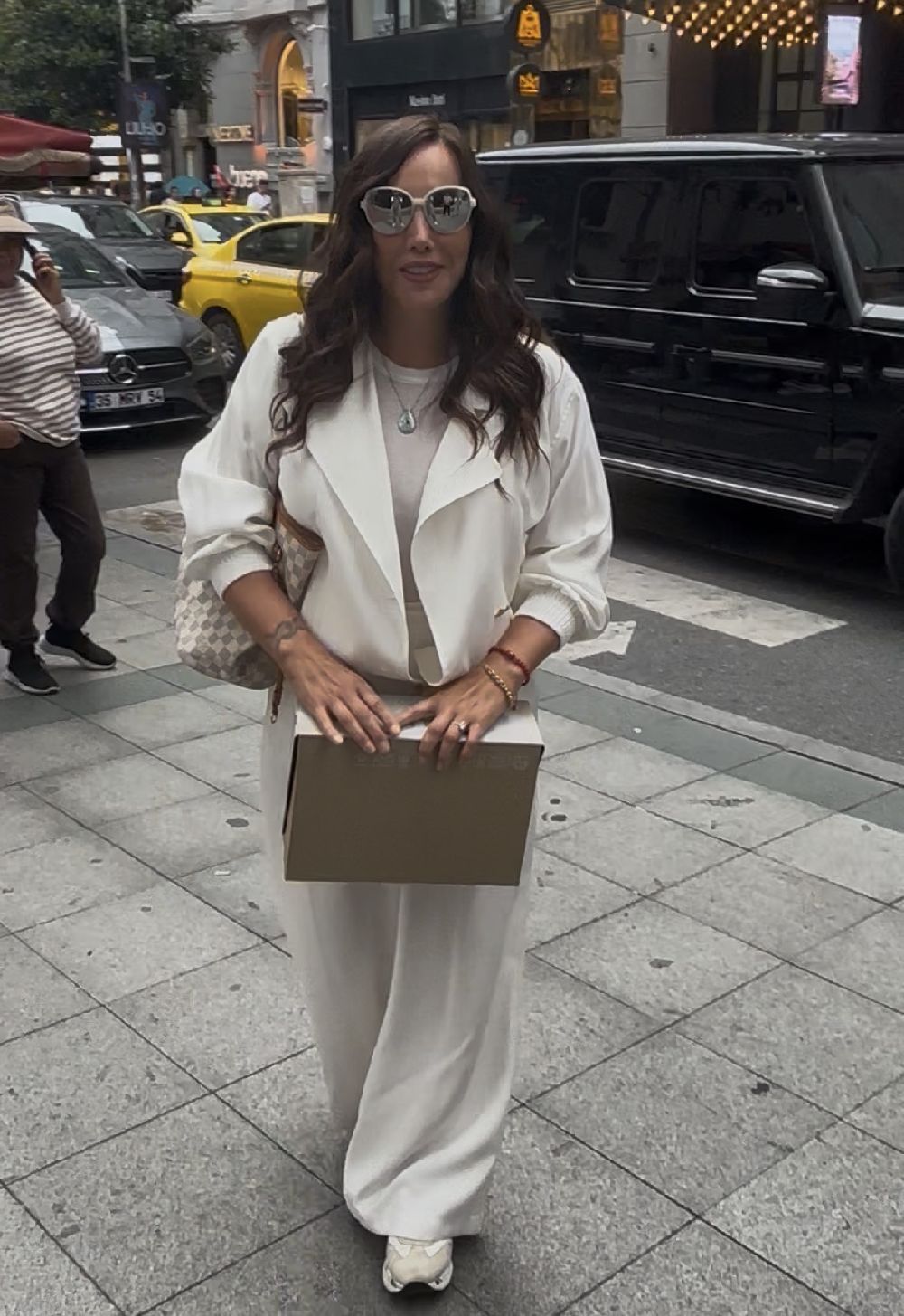 Asena milyonluk cipiyle görüntülendi! Asena evlendi mi?