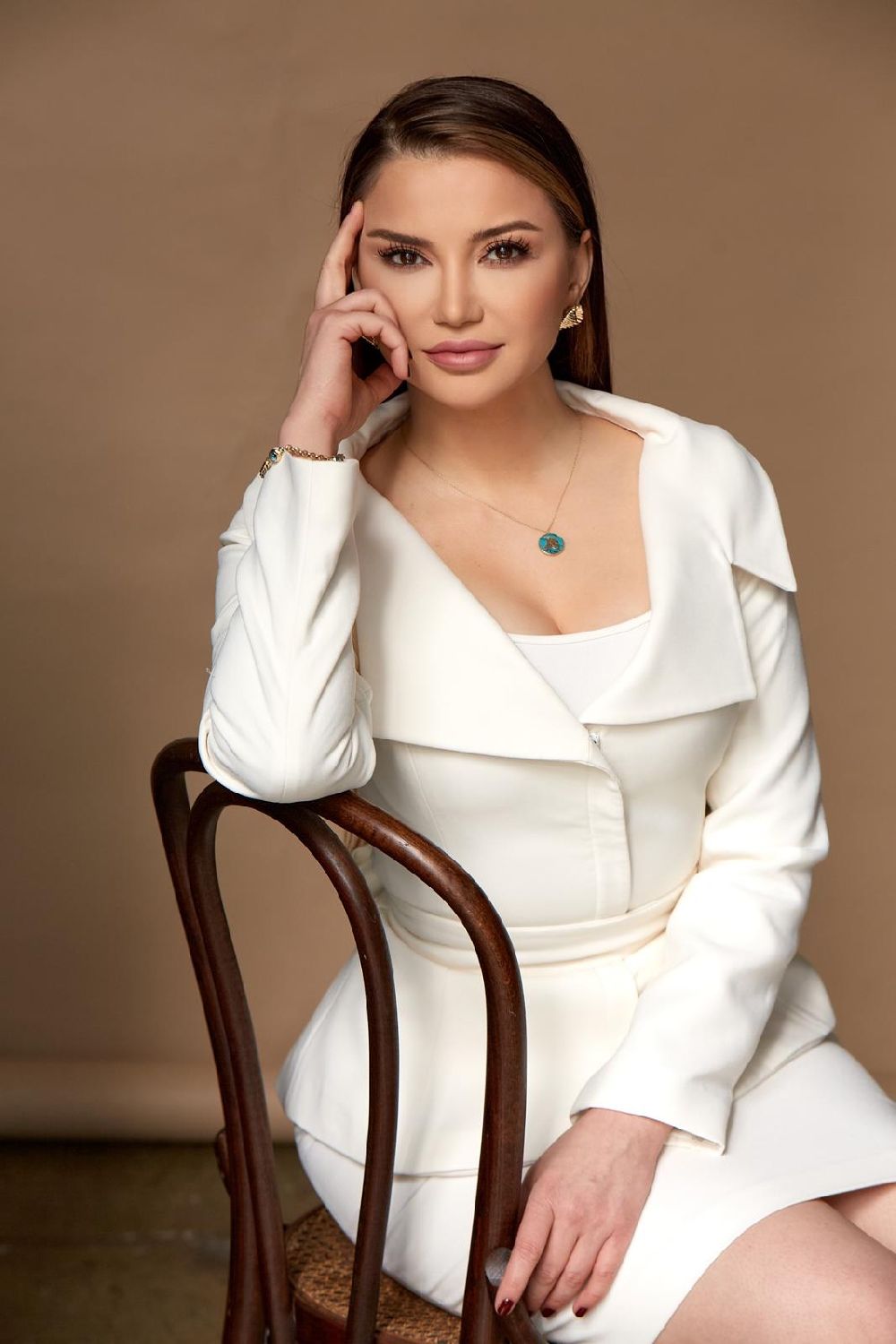 Azerbaycan'ın ünlü kanalı ARB TV Esra Ezmeci ile mi el sıkışıyor?