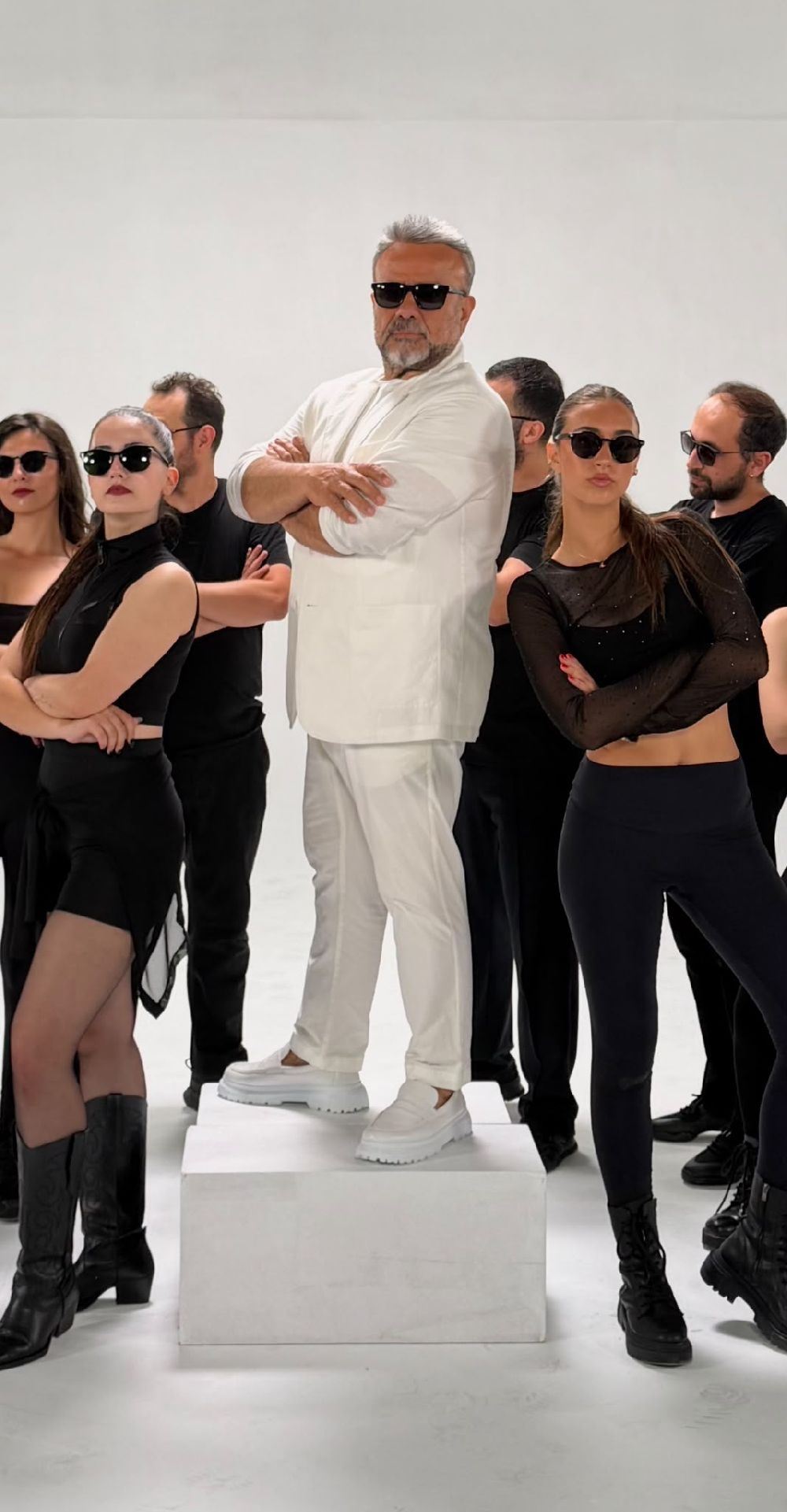 Bülent Serttaş klip için kamera karşısına geçti