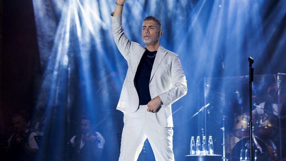 Özcan Deniz hayranlarıyla söyledi