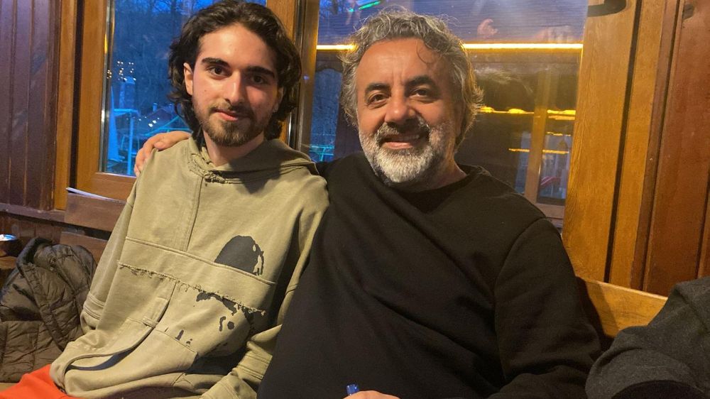 Ünlü yönetmen Kamil Çetin'in oğlu Tibo'dan Fransızca Türkçe şarkı