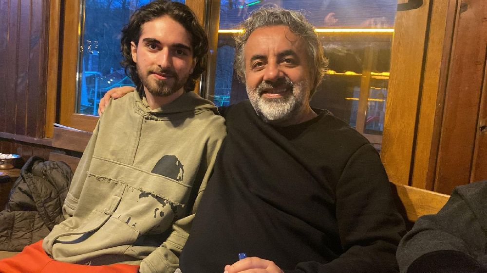 Ünlü yönetmen Kamil Çetin'in oğlu Tibo'dan Fransızca Türkçe şarkı