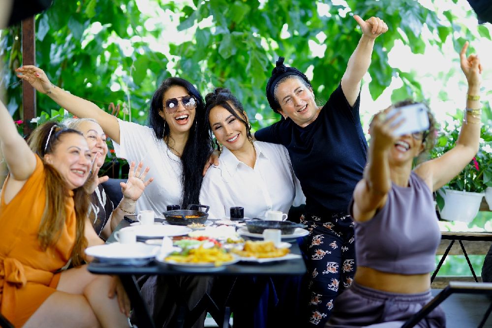Asena arkadaşlarıyla klip çekti