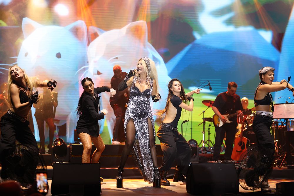 Hande Yener'in Kıbrıs tarzı