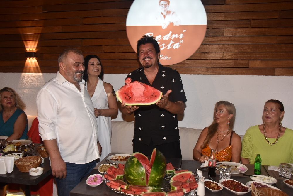Müşerref Akay'dan genç şarkıcılara ağır gönderme