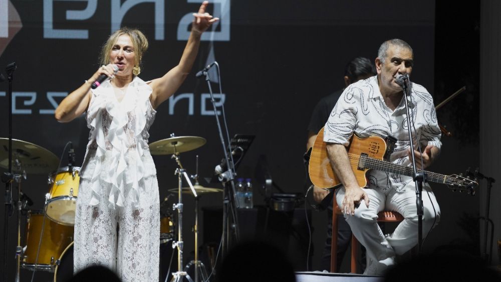 Özülkü çifti Bodrum’u büyüledi