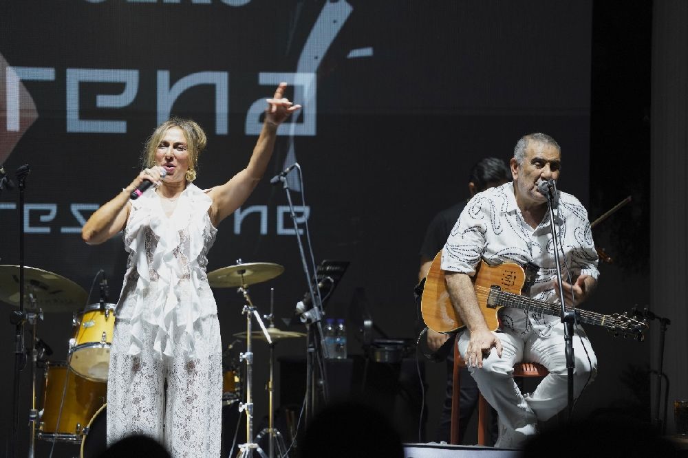 Özülkü çifti Bodrum’u büyüledi