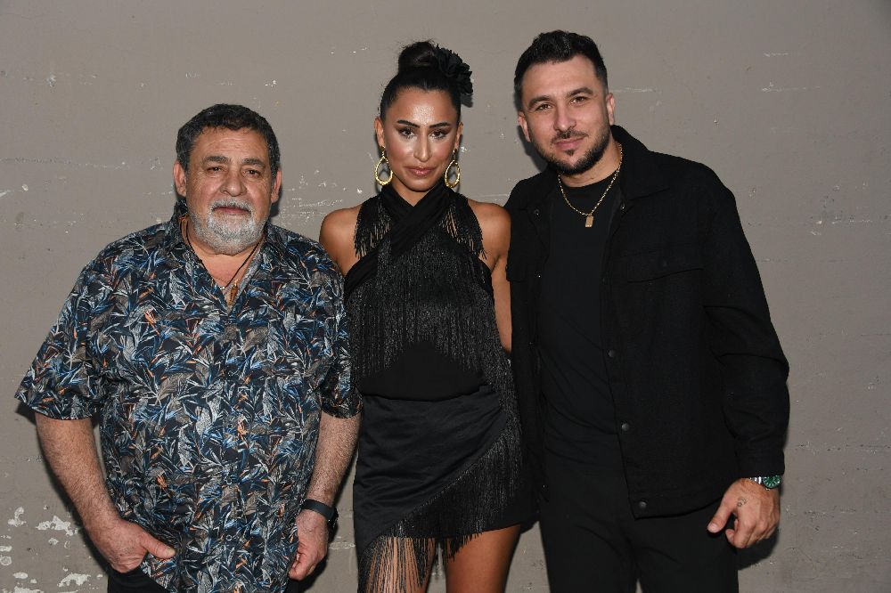 Dünyaca ünlü grup Gipsy Kings'i Türk tasarımcı Nur Sena Şahin giydirdi