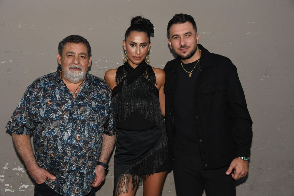Dünyaca ünlü grup Gipsy Kings'i Türk tasarımcı Nur Sena Şahin giydirdi