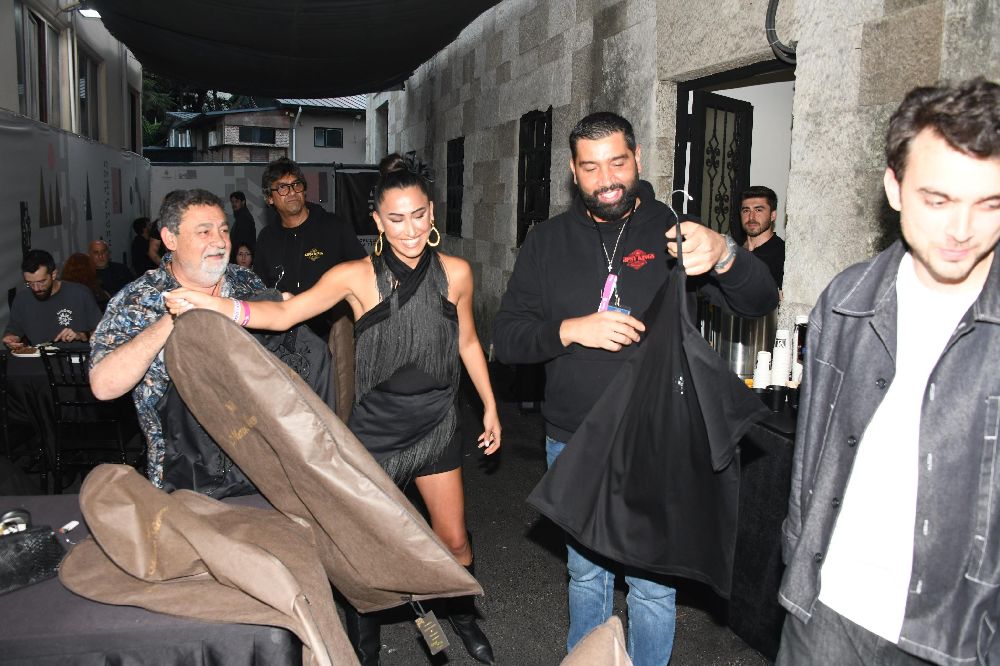 Dünyaca ünlü grup Gipsy Kings'i Türk tasarımcı Nur Sena Şahin giydirdi