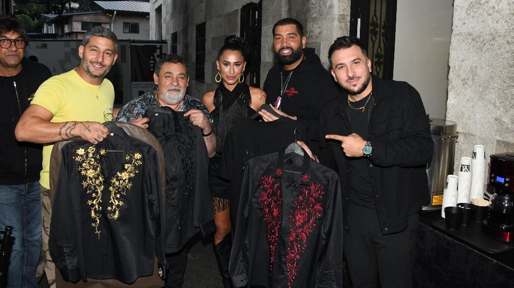 Dünyaca ünlü grup Gipsy Kings'i Türk tasarımcı Nur Sena Şahin giydirdi