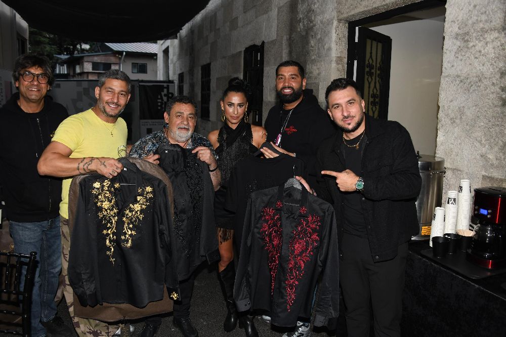 Dünyaca ünlü grup Gipsy Kings'i Türk tasarımcı Nur Sena Şahin giydirdi