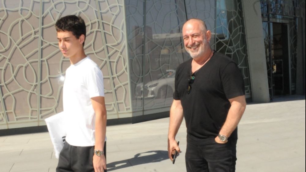 Geçtiğimiz günlerde bastonla görüntülenen Cem Yılmaz açıklama yaptı