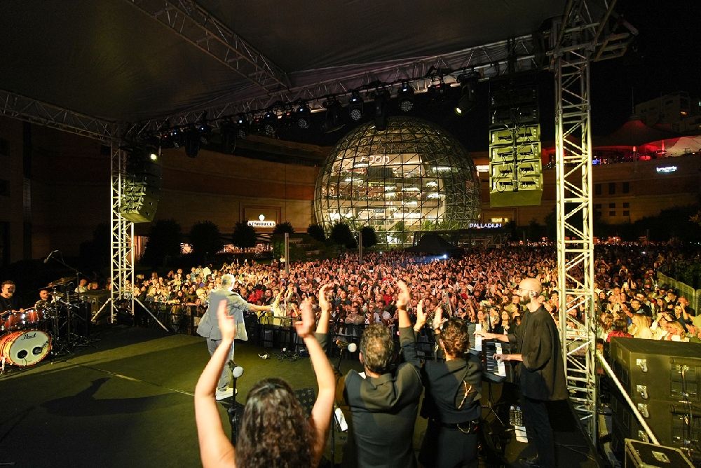 Levent Yüksel İstanbul'da sahne aldı