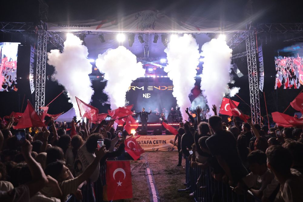 Norm Ender Kazak Gölü Festivali'nde sahne aldı