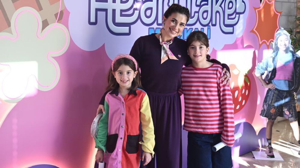 Buse Terim kızlarıyla gösterime katıldı 